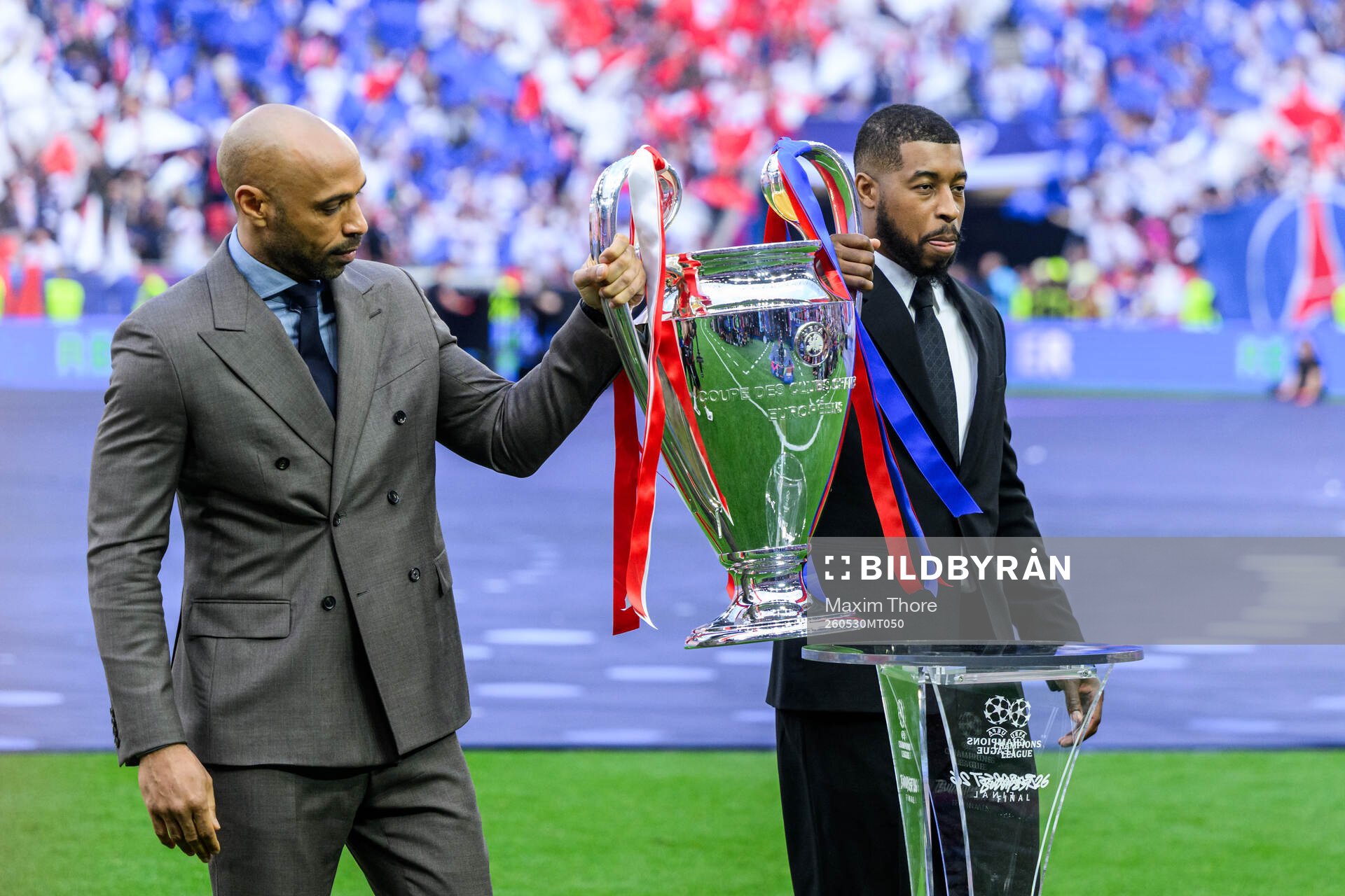 Presnel Kimpembe and Thierry Henry with the trophy