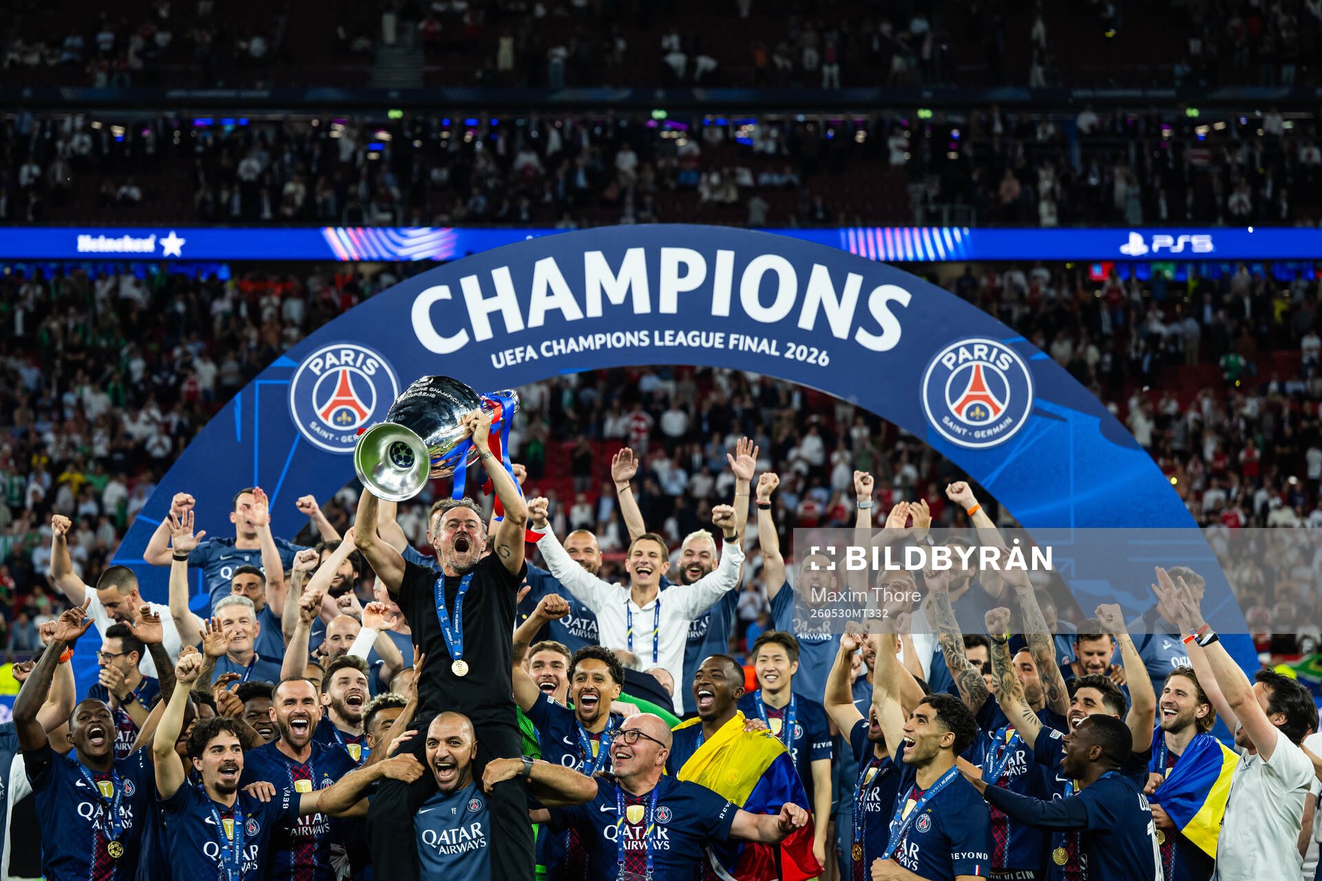 Head coach Luis Enrique of Paris Saint-Germain celebrate