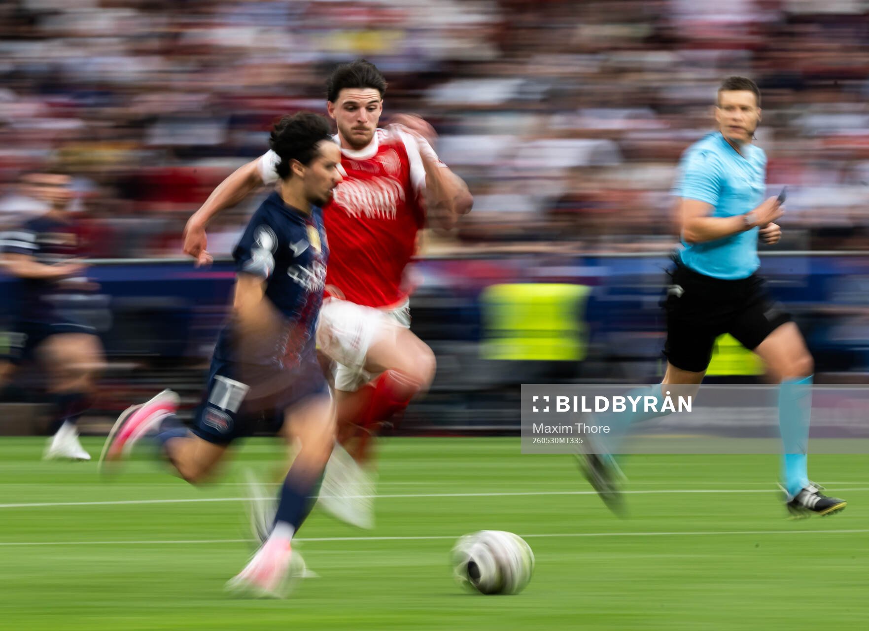 Vitinha of Paris Saint-Germain and Declan Rice of Arsenal