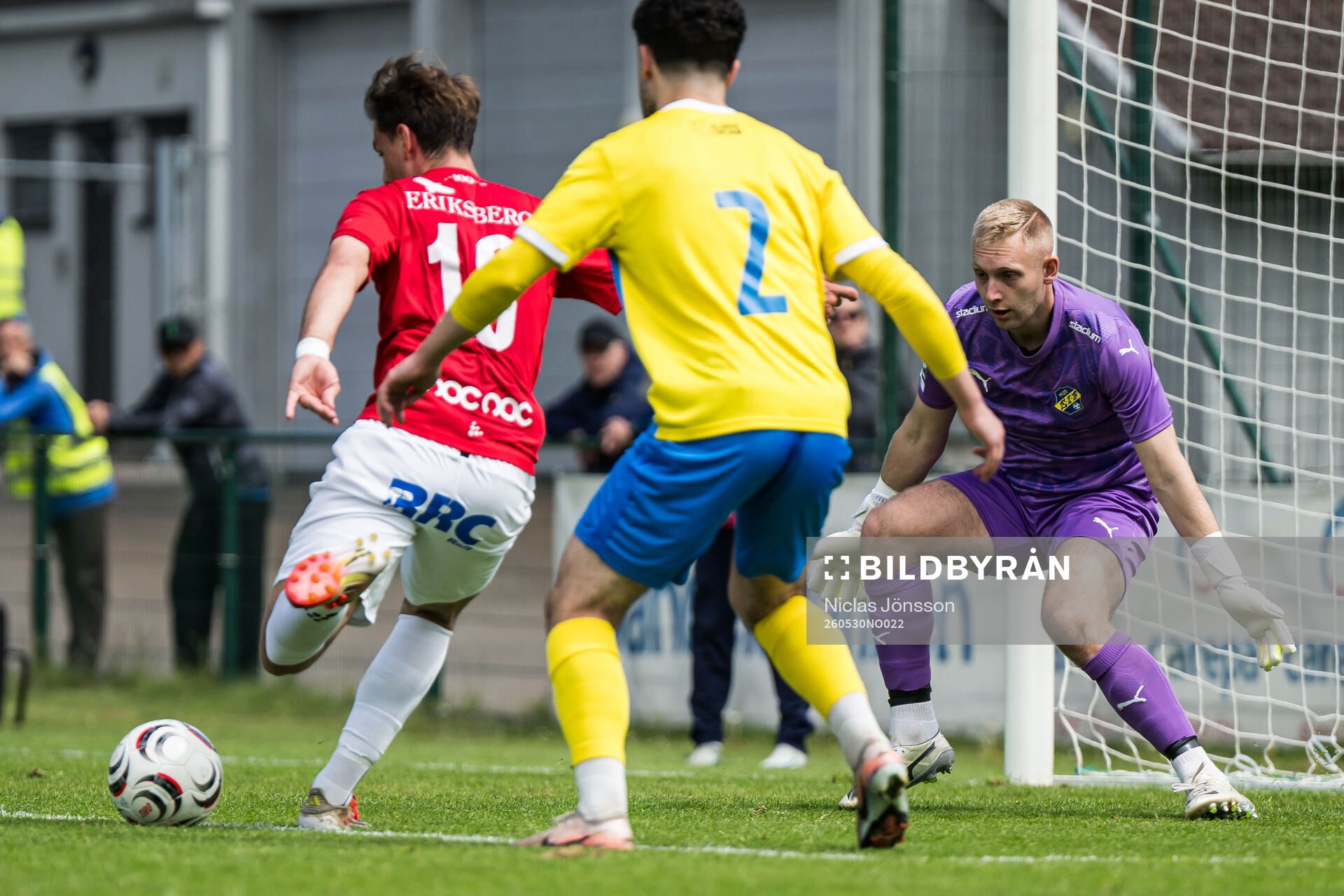 Trelleborgs Sebastian Tipura och Eskilsminnes målvakt Ian
