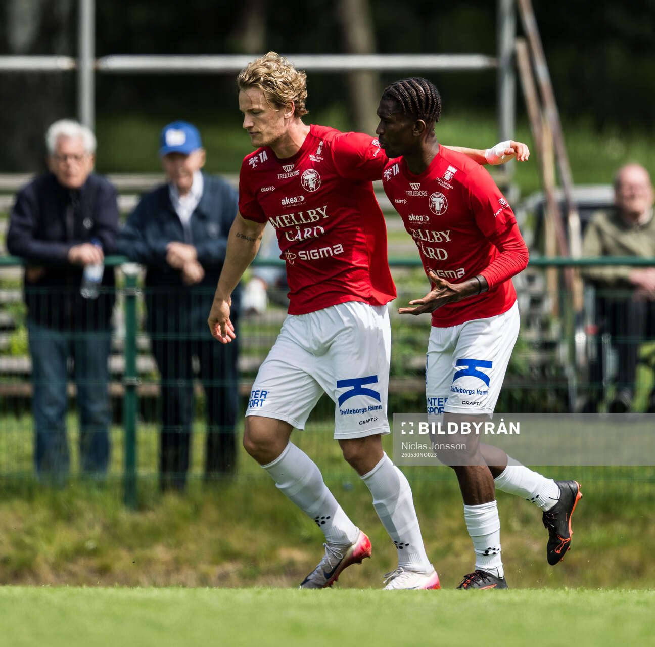 Trelleborgs Vincent Poppler och Prince Balde jublar