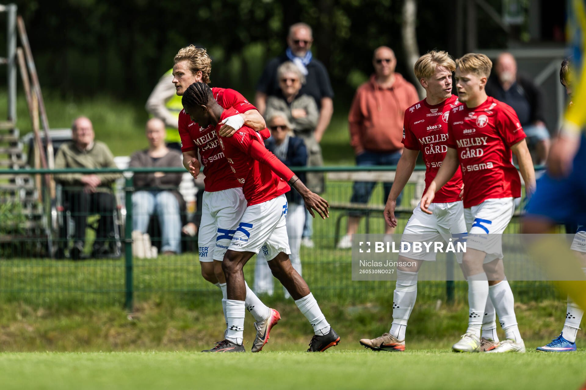 Trelleborgs Vincent Poppler och Prince Balde jublar