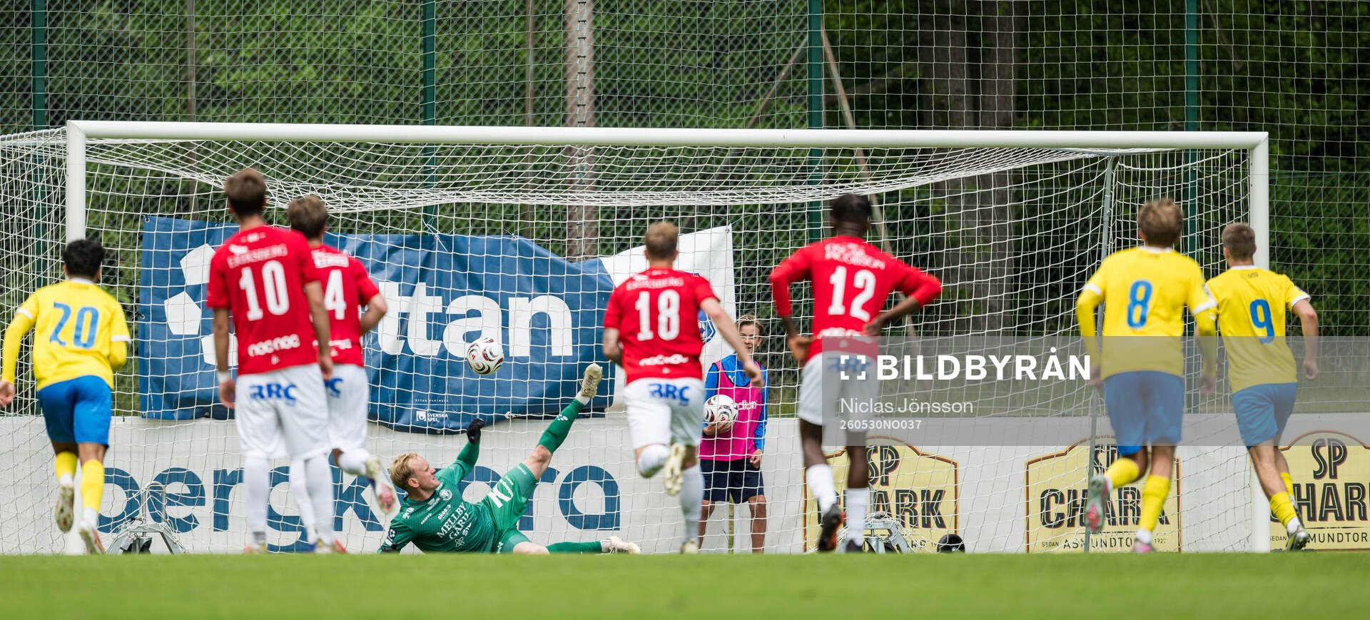 Eskilsminnes André Gustafson gör 2-1 på straff