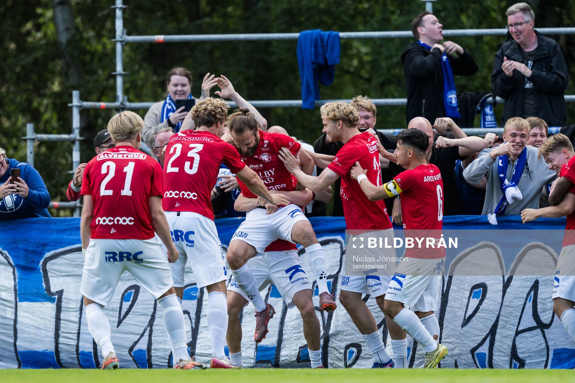 Trelleborgs Oskar Sverrisson jublar