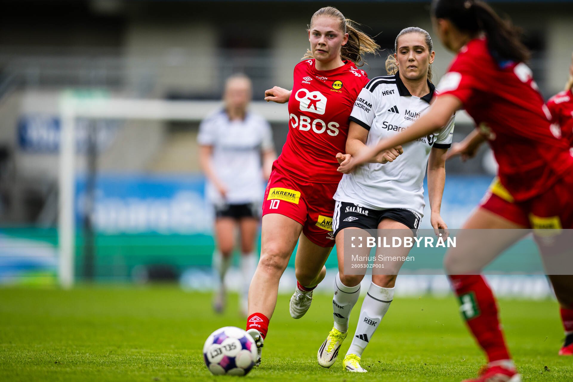 Mille Ivi Christensen of LSK Kvinner and Irene Dirdal of