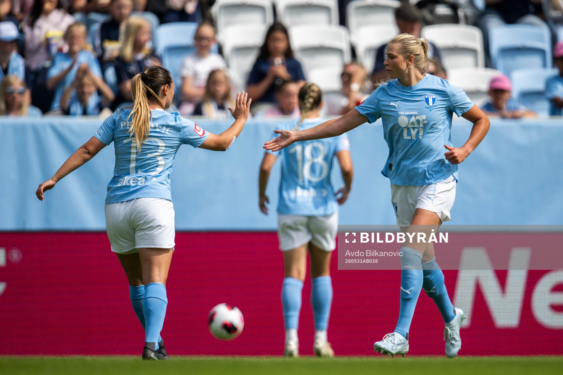 Malmö FFs Emma Petrovic och Ellen Löfqvist jublar