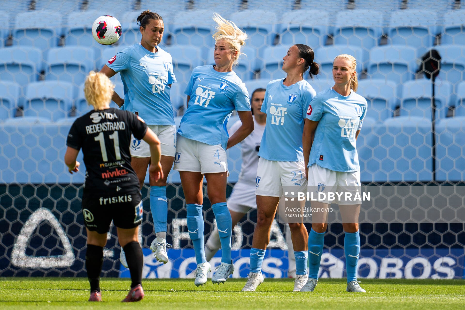 Växjö DFFs Sophia Redenstrand skjuter frispark
