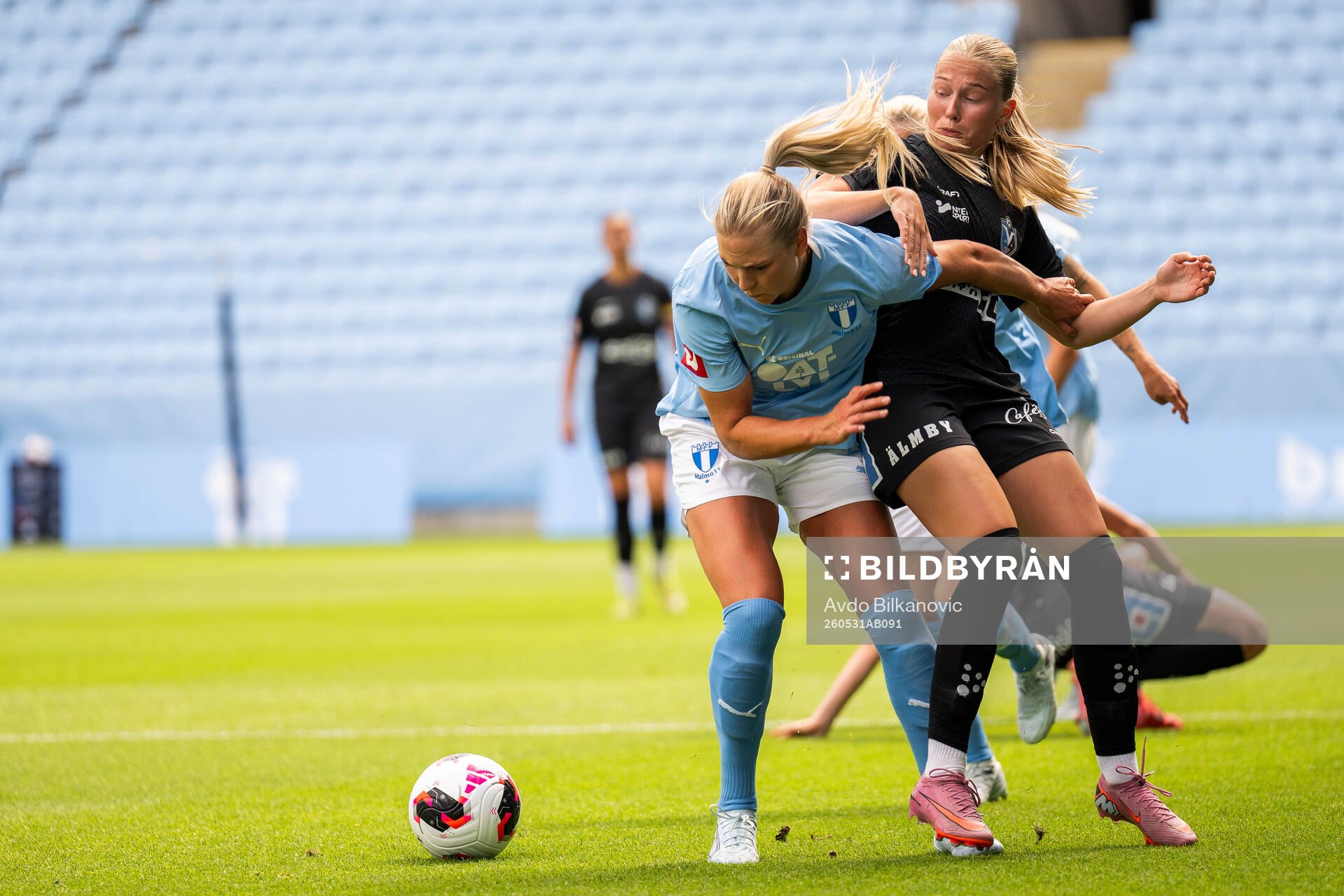 Malmö FFs Ellen Löfqvist och Växjö DFFs Tilda Sandén