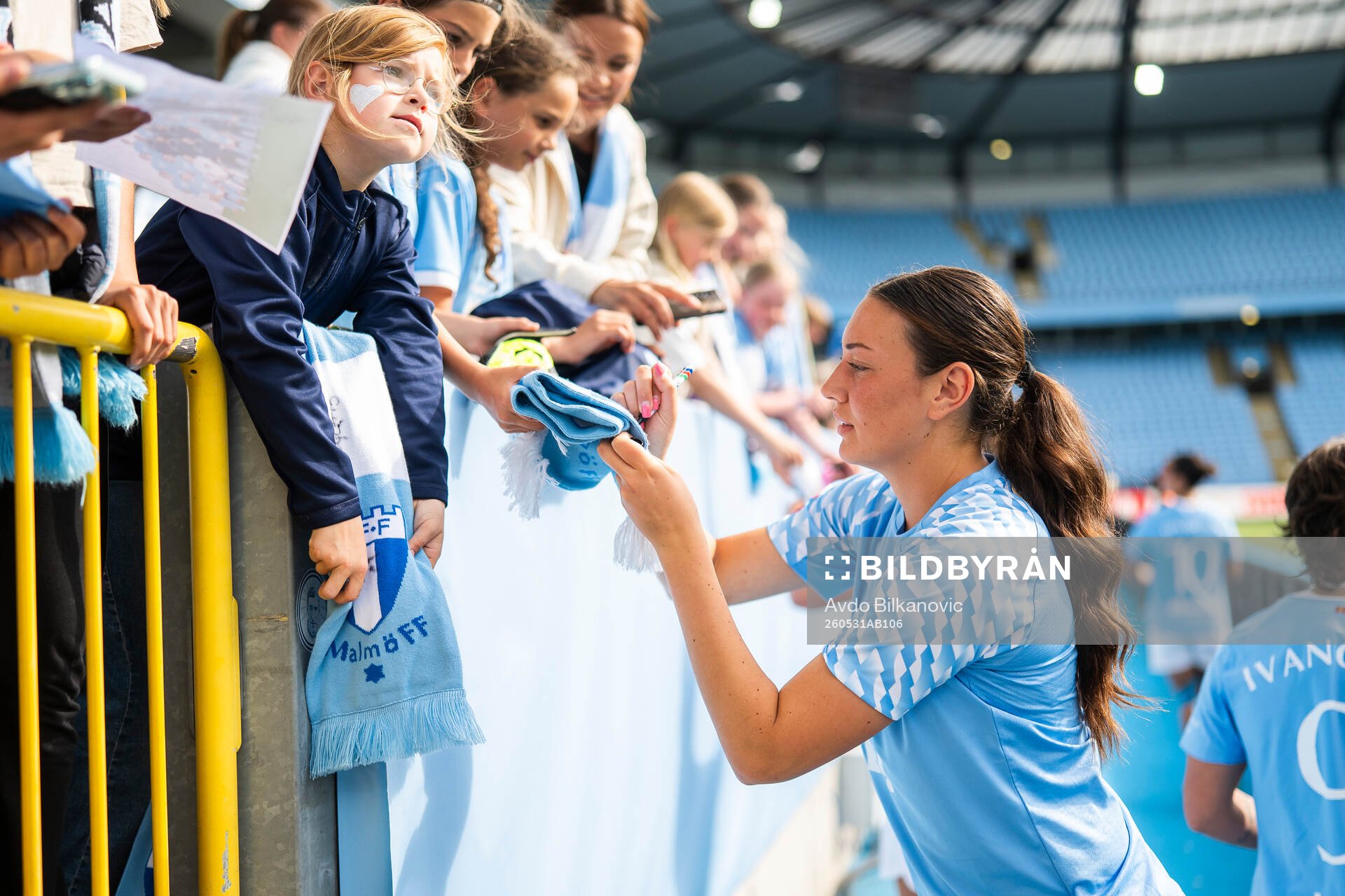 Malmö FFs Alexia Mitkovska skriver autograf