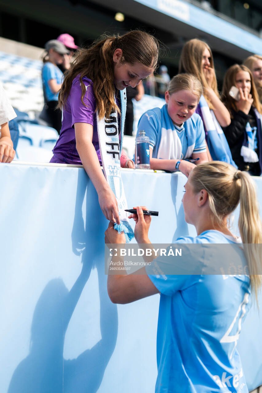 Malmö FFs Ellen Löfqvist skriver autograf