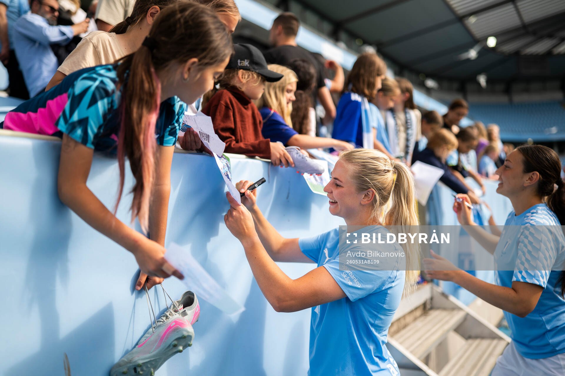 Malmö FFs Ellen Löfqvist skriver autograf
