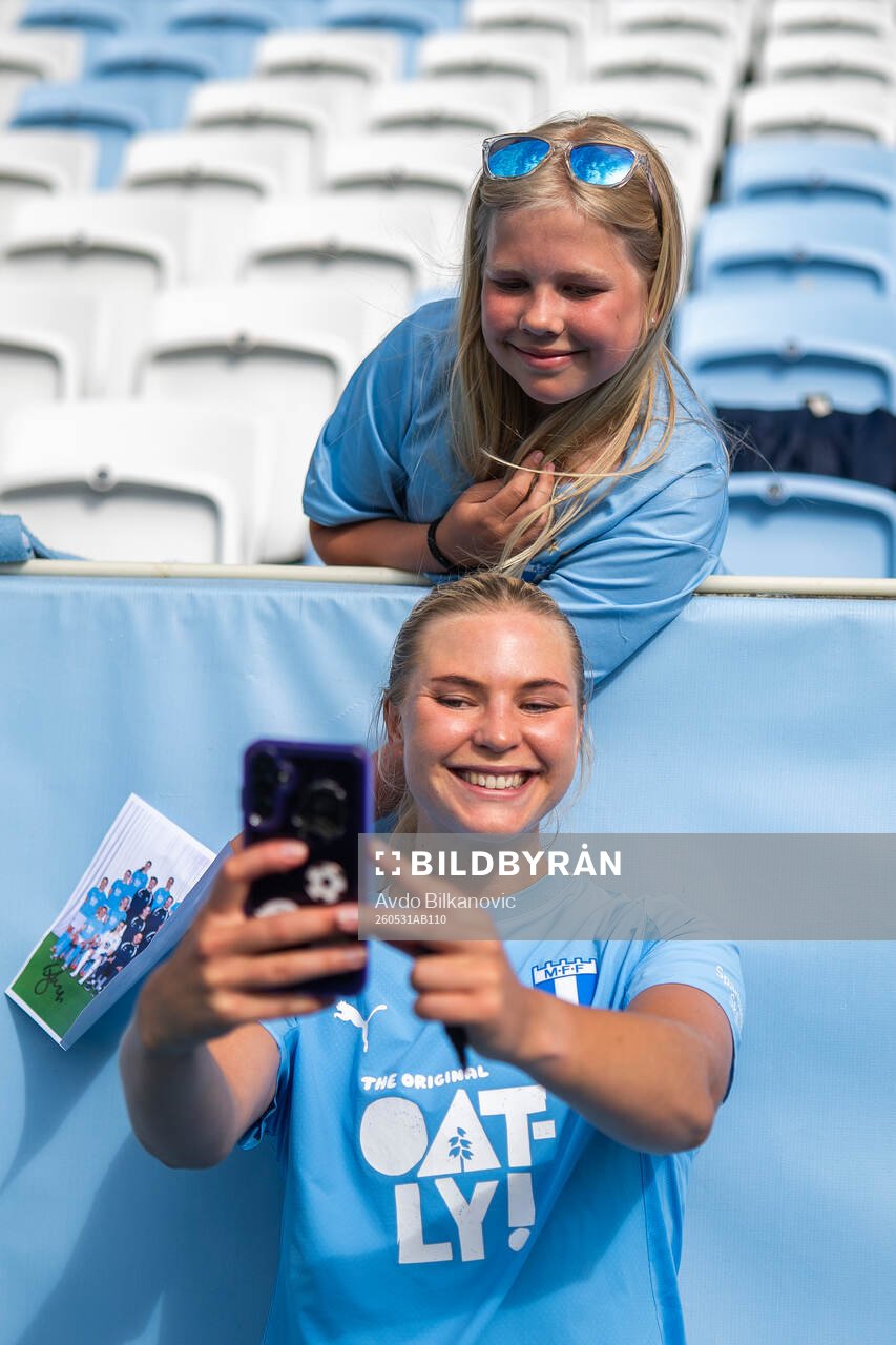 Malmö FFs Ellen Löfqvist tar selfie med en ung supporter