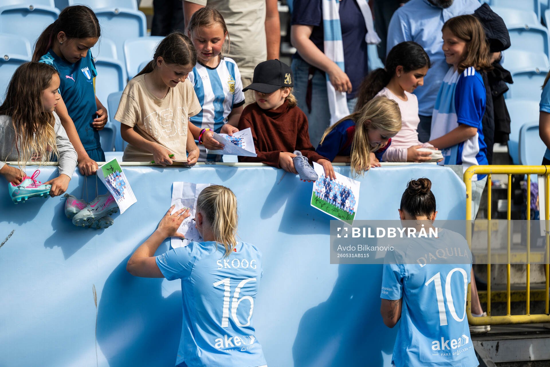 Malmö FFs Tuva Skoog och Isabella DCAquila skriver autograf