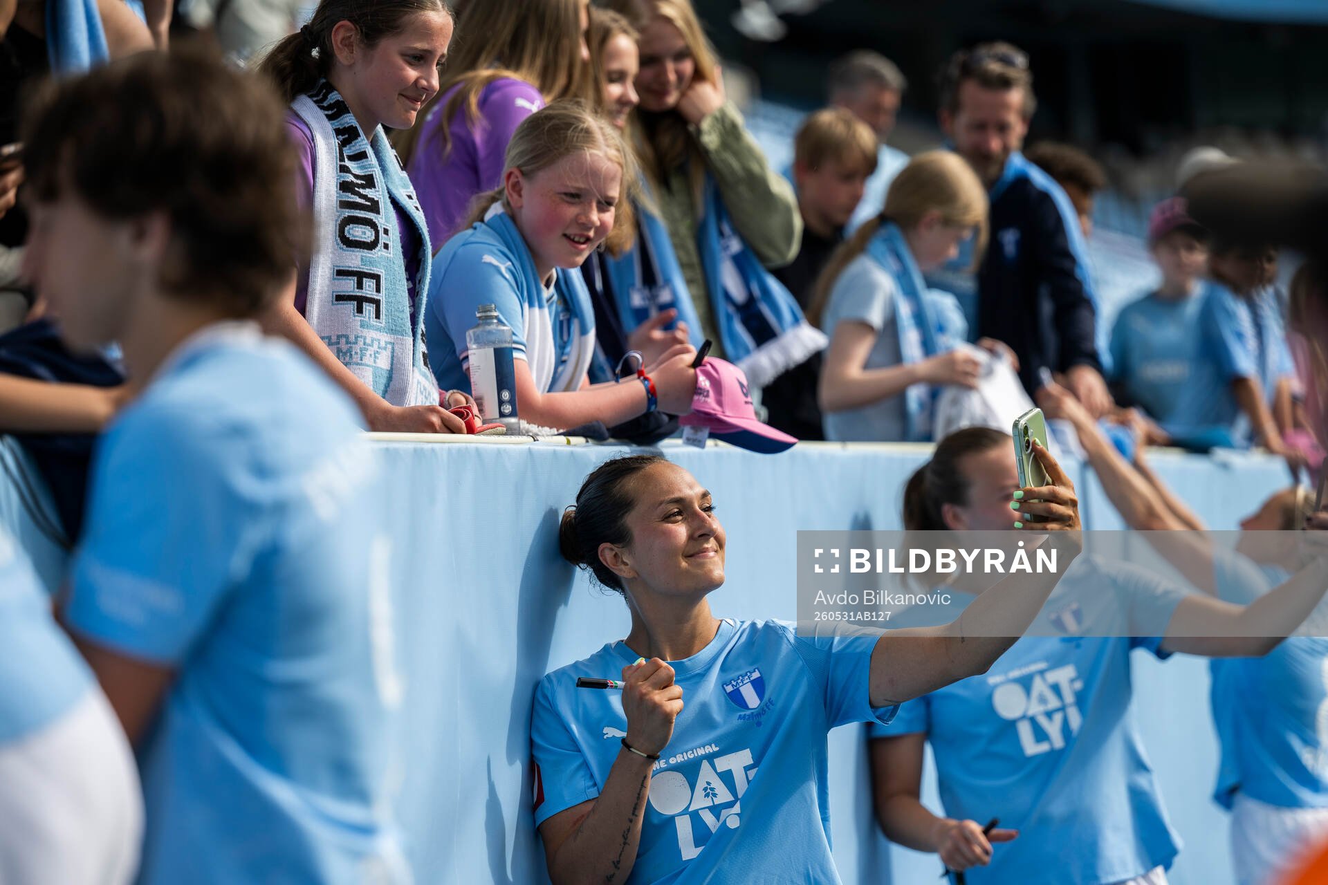 Malmö FFs Isabella DCAquila ta selfie med supportrar