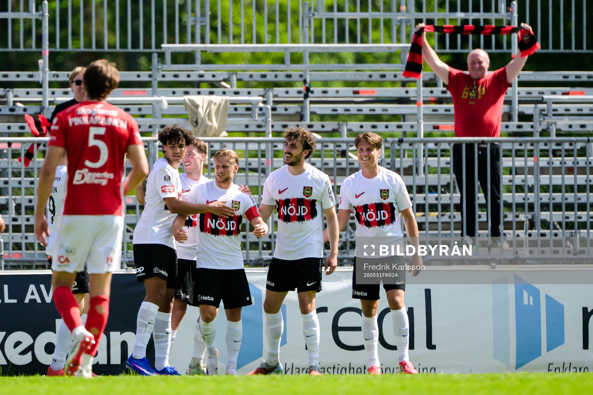 Brommapojkarnas Simon Strand jublar