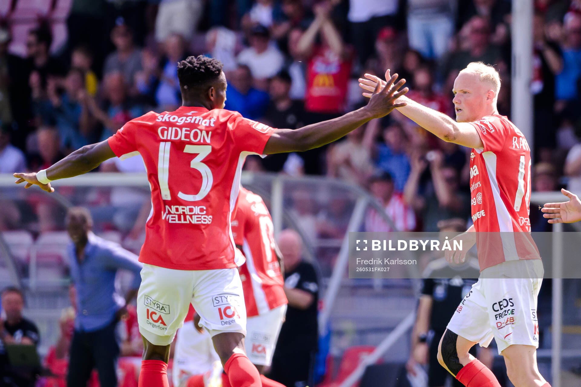 Degerfors Yiriyon Gideon Yaw och Marcus Rafferty jublar
