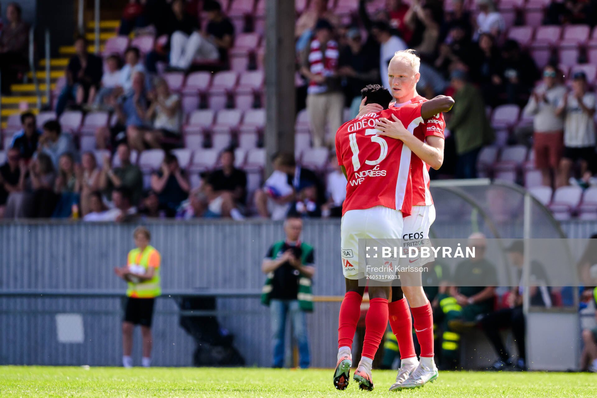 Degerfors Yiriyon Gideon Yaw och Marcus Rafferty jublar
