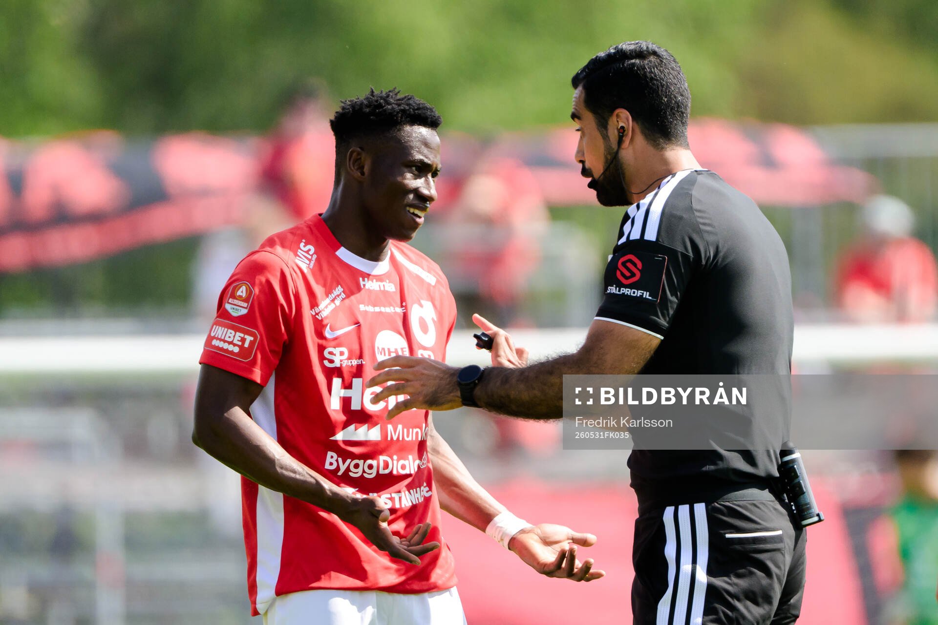 Degerfors Yiriyon Gideon Yaw i samtal med Domare Mohammed