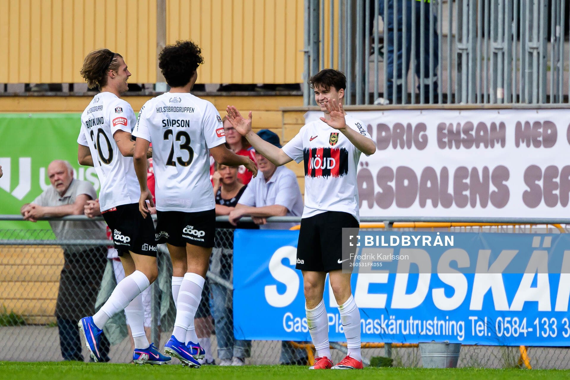 Brommapojkarnas Mads Kristian Hansen jublar