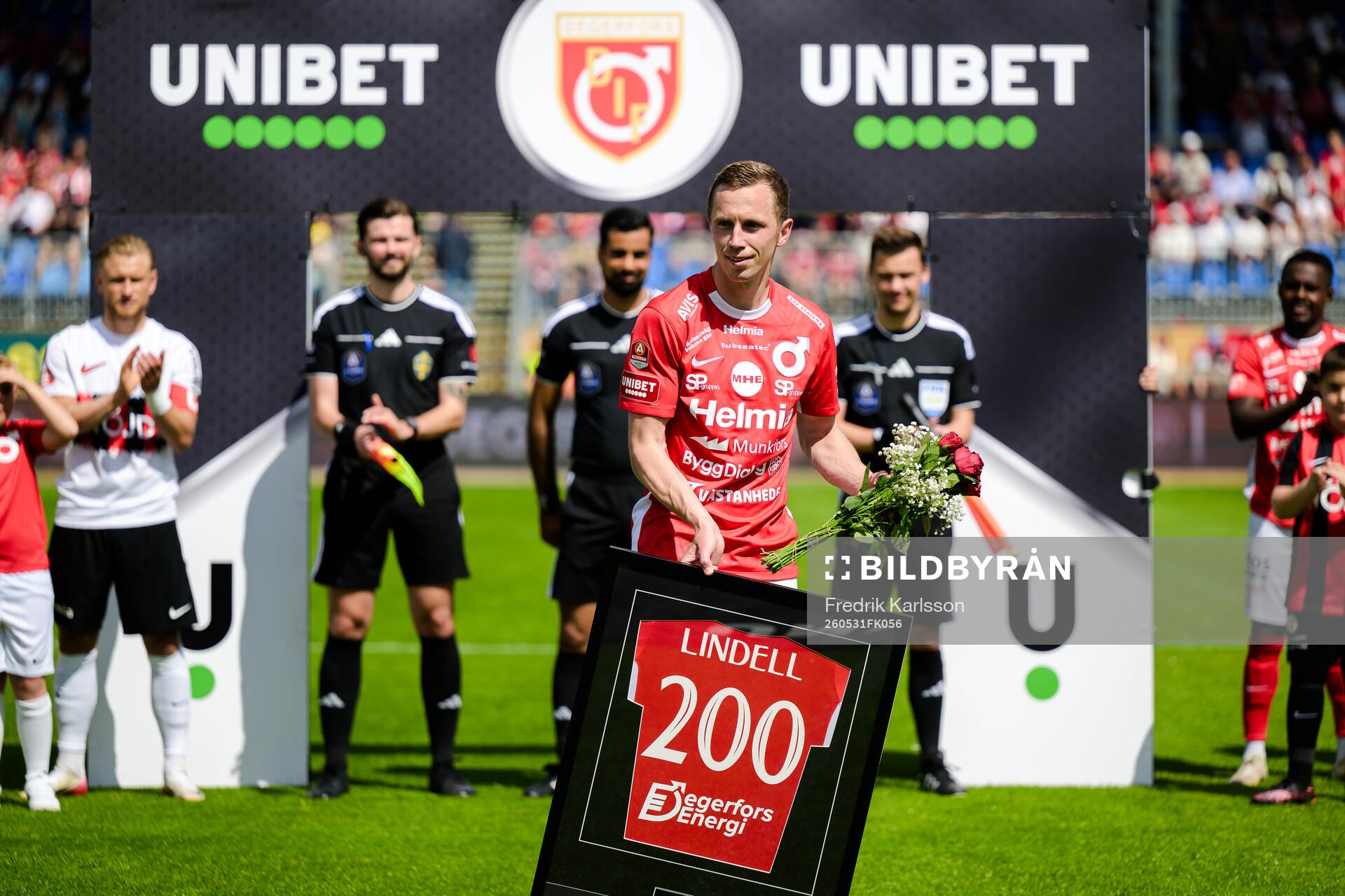 Degerfors Erik Lindell uppvaktas