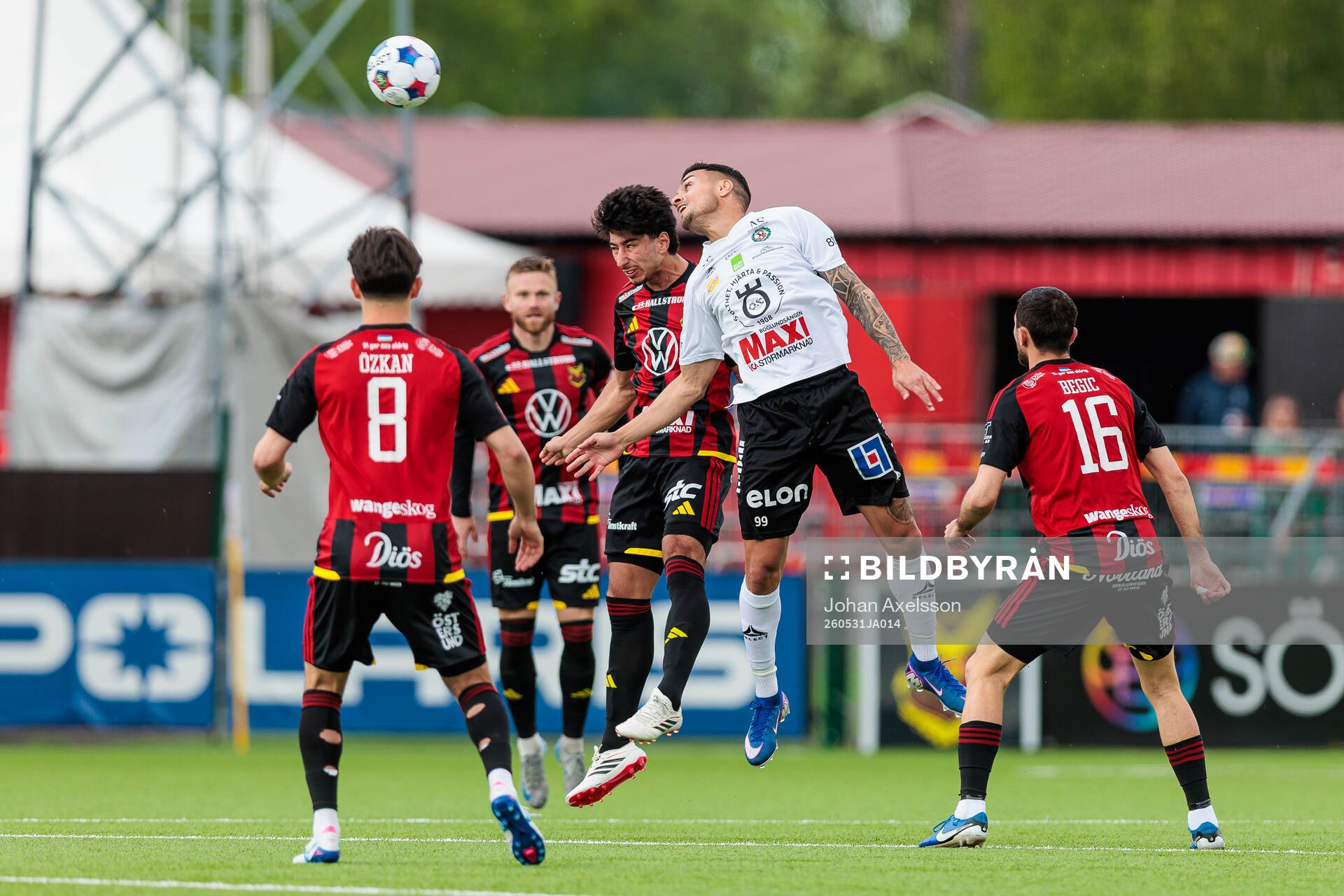 Östersunds Abdulla Abodi Qasem och Örebros Ahmed Yasin