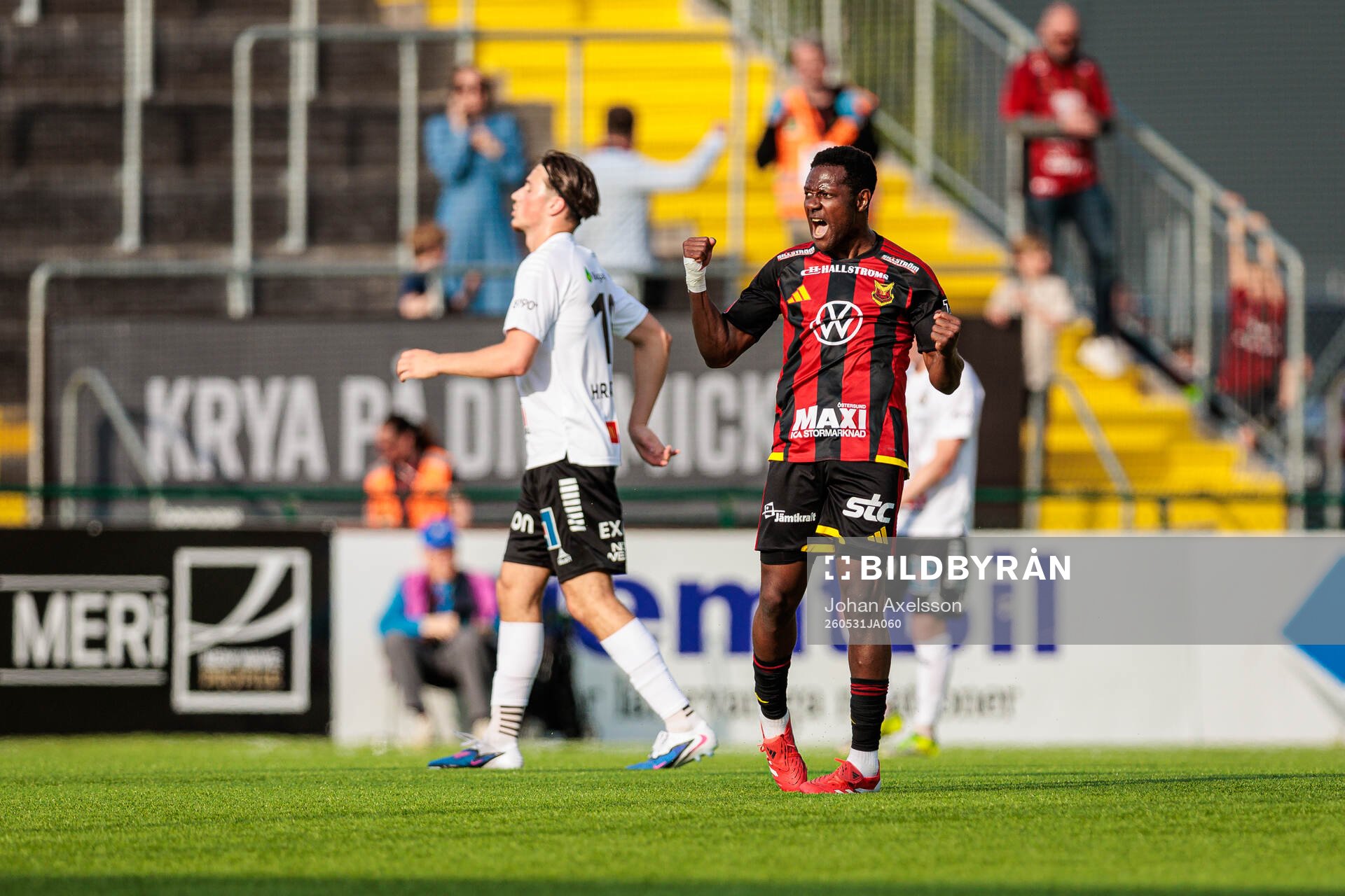 Östersunds Molls Donald Ntchamda Ntchamda  jublar