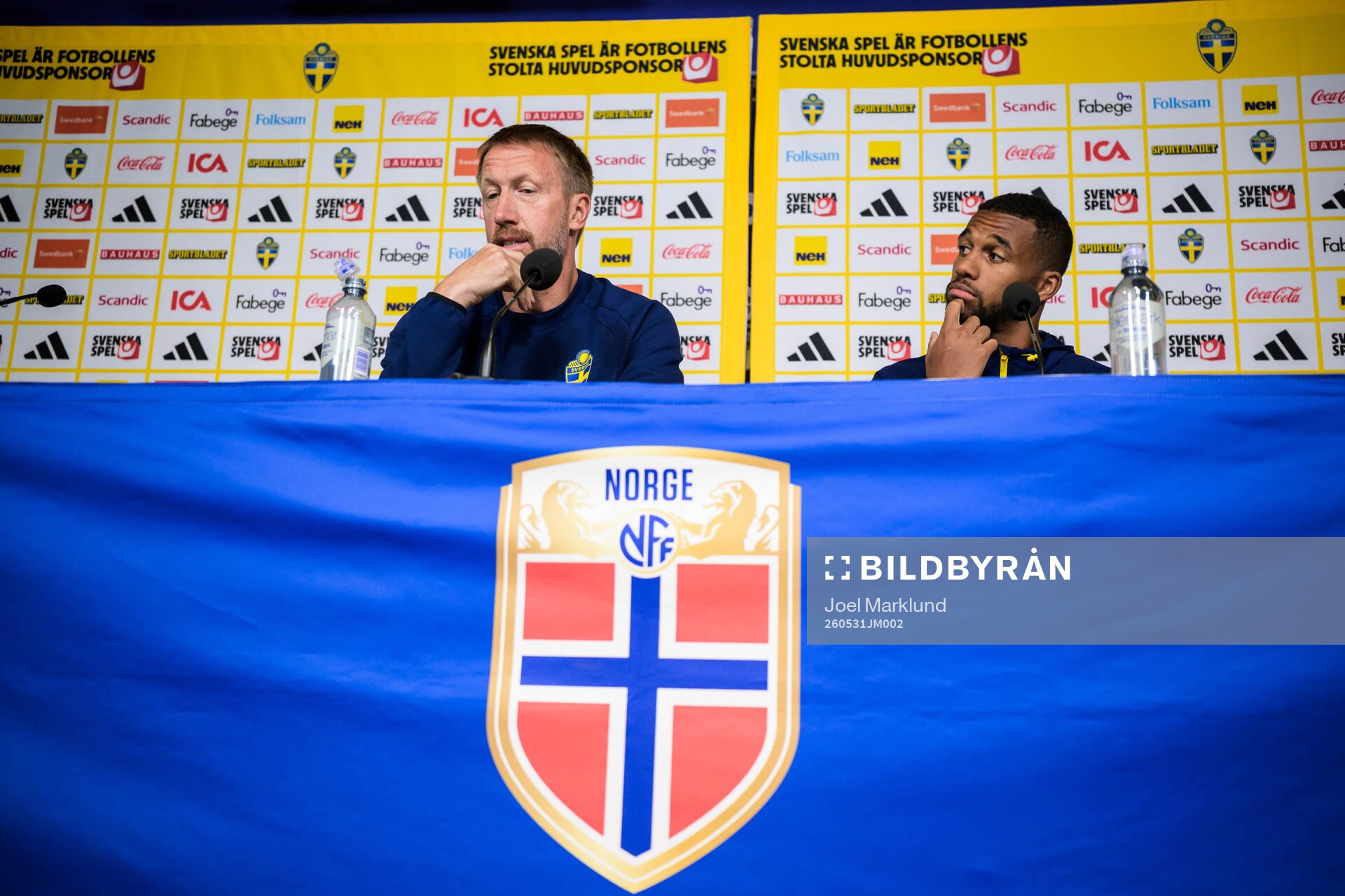 Head coach Graham Potter and Isak Hien of the Swedish