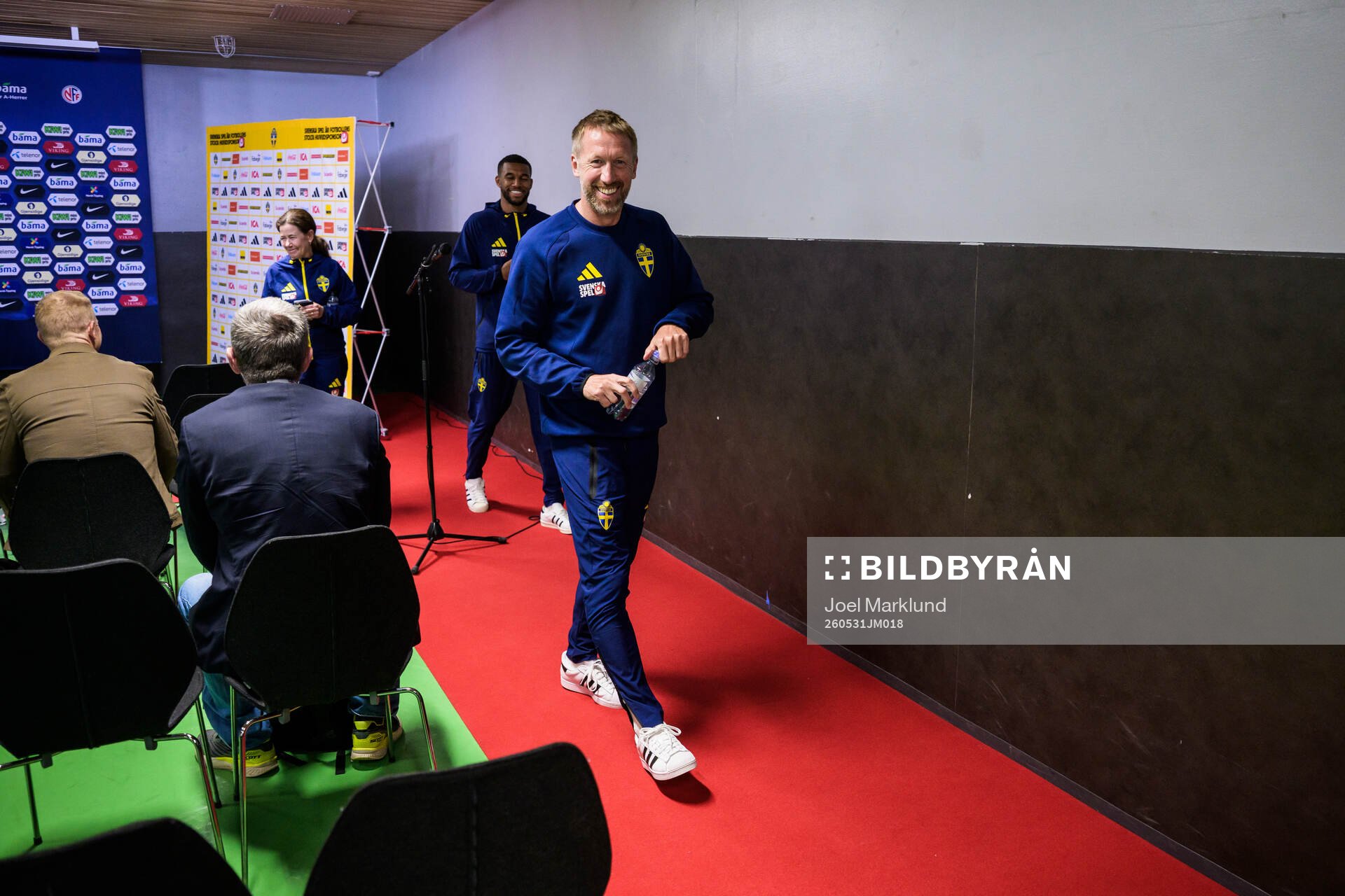 Isak Hien and head coach Graham Potter of the Swedish