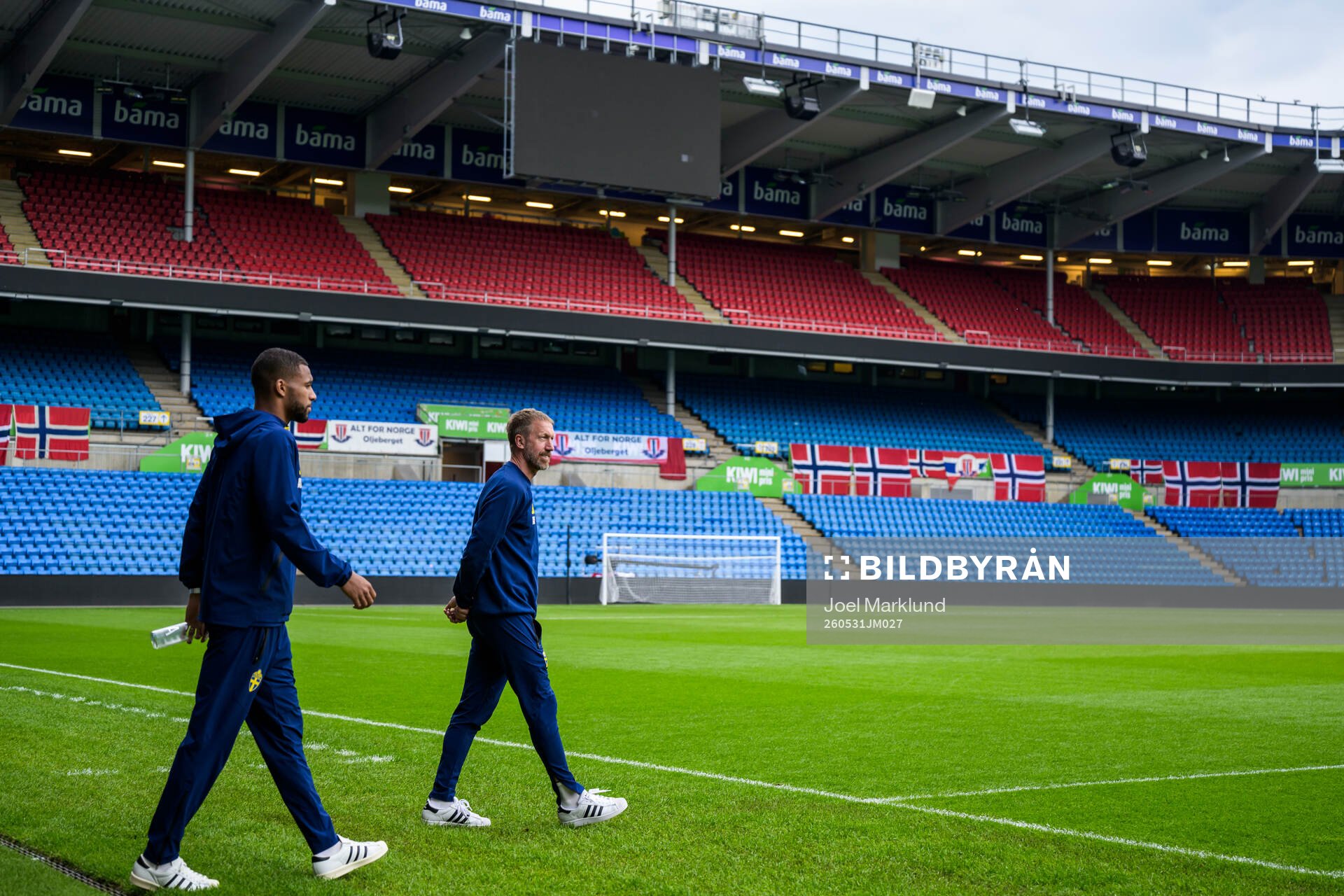 Isak Hien and head coach Graham Potter of the Swedish