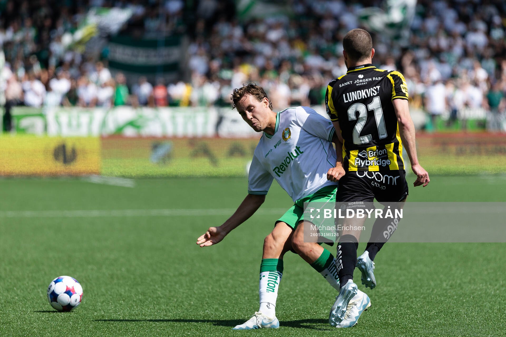 Hammarbys Hampus Skoglund tacklar Häckens Adam Lundkvist