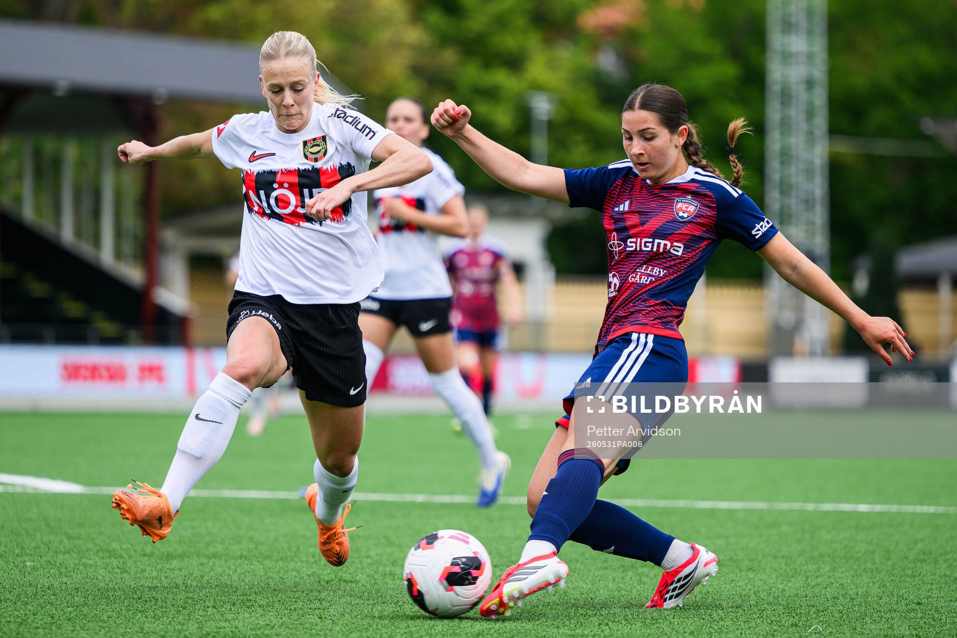 Brommapojkarnas Adelina Engman och Rosengårds Filippa
