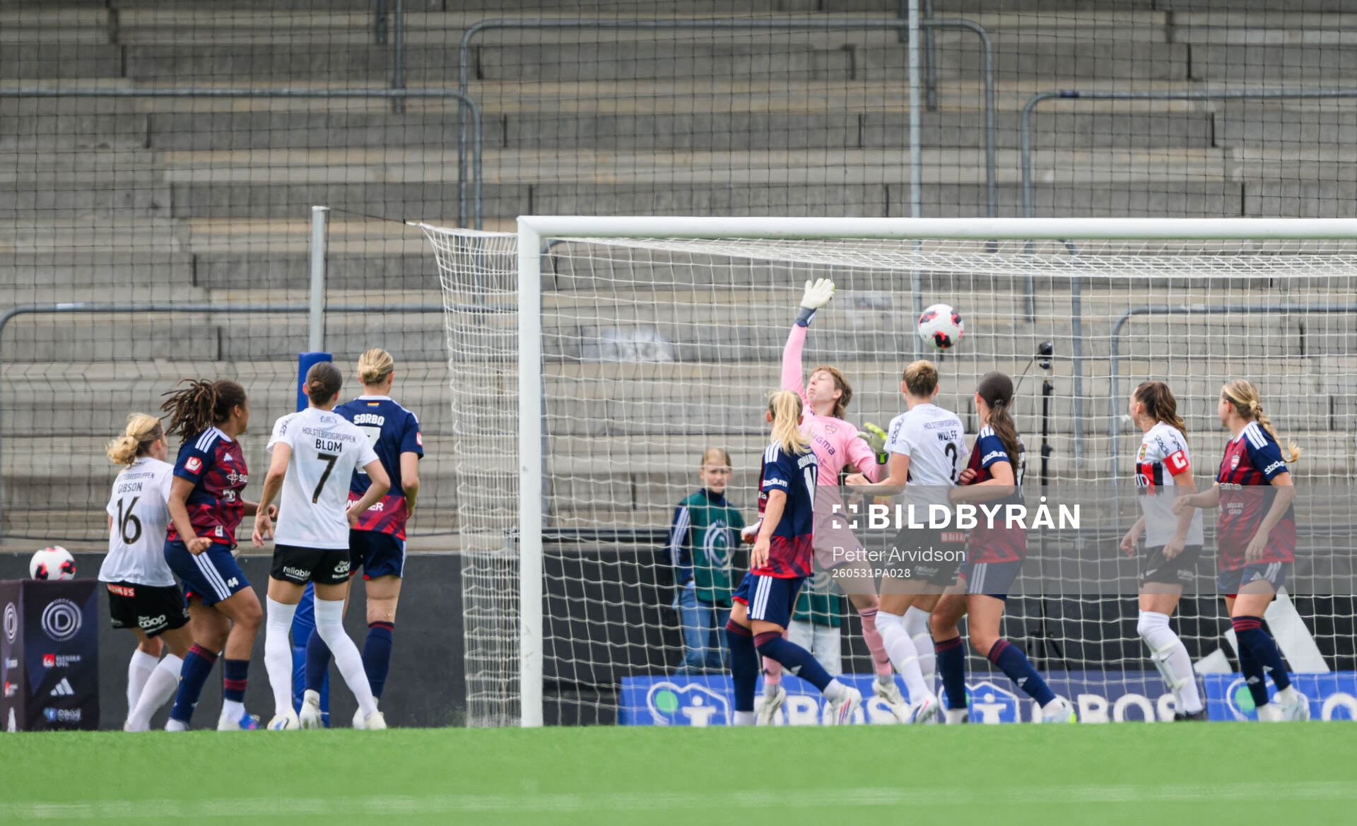 Brommapojkarnas Ellen Gibson gör 0-2 på Rosengårds