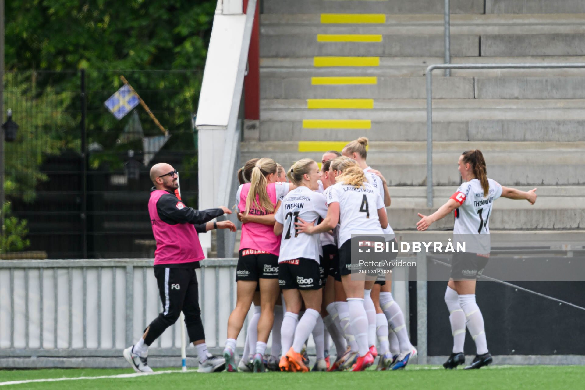 Brommapojkarnas Ellen Gibson jublar