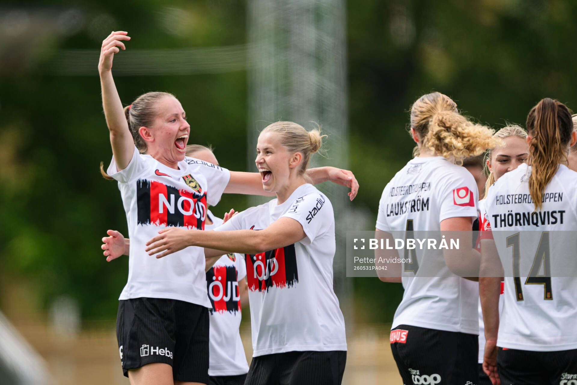 Brommapojkarnas Ida Bengtsson och Amanda Wulff jublar