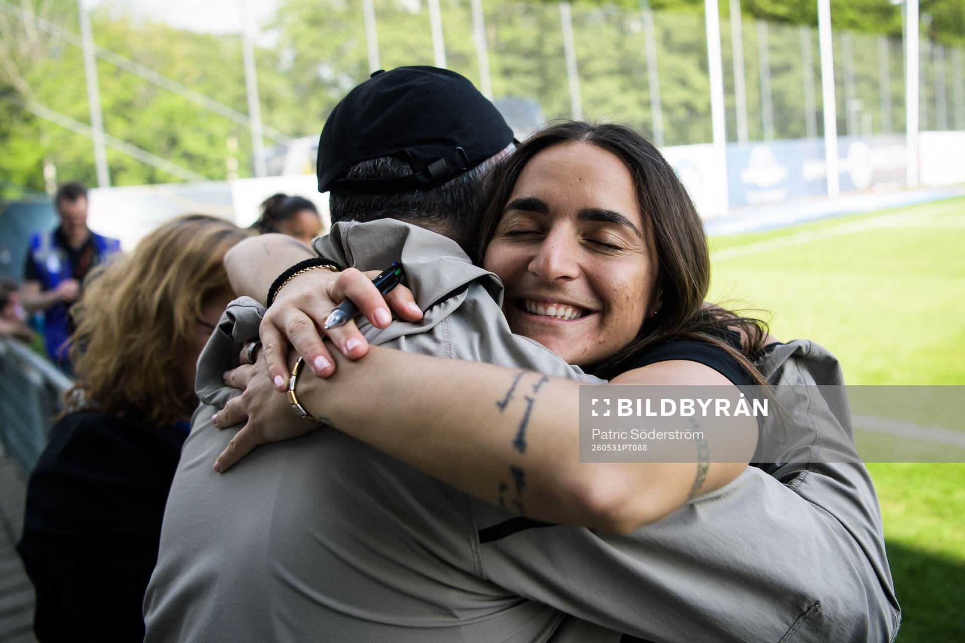 Häckens tränare Elena Sadiku jublar