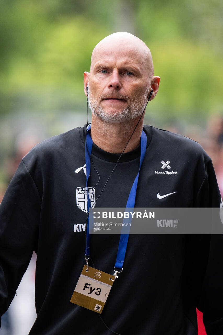 Head coach Ståle Solbakken of Norway arrives