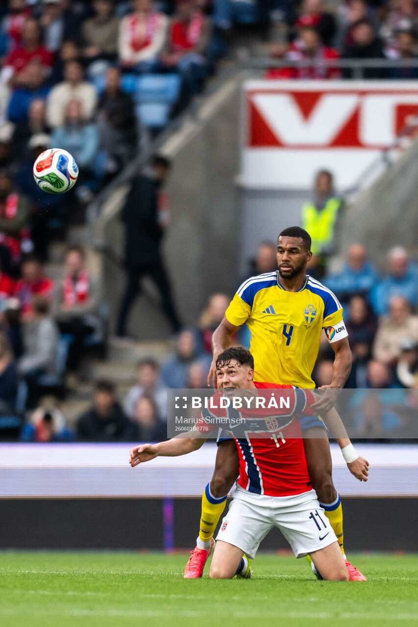 Isak Hien of Sweden and Jørgen Strand Larsen of Norway