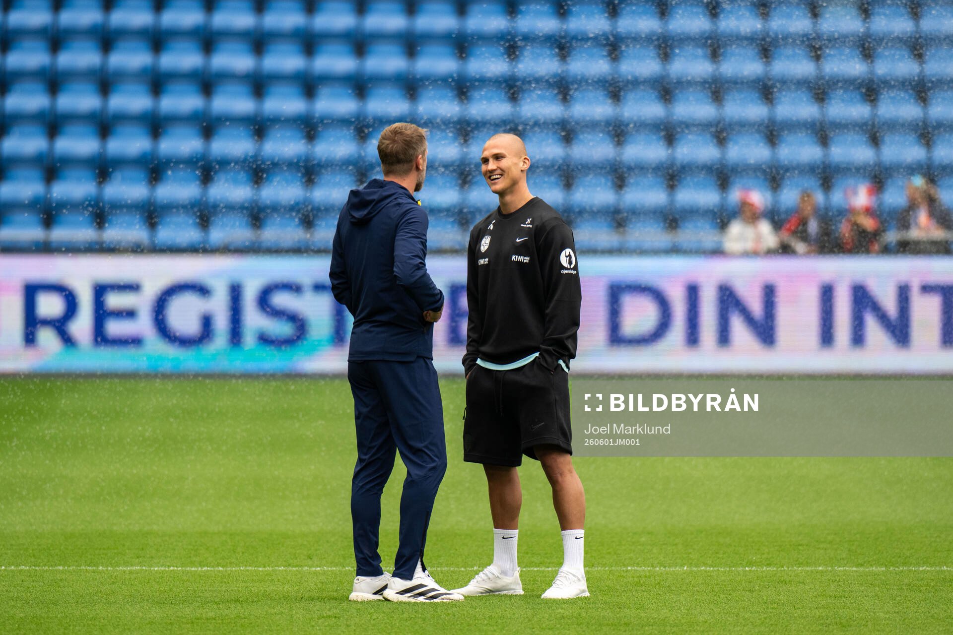 Head coach Graham Potter of Sweden and Leo Østigård of