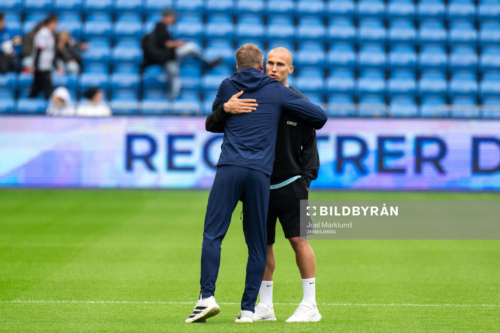 Head coach Graham Potter of Sweden and Leo Østigård of