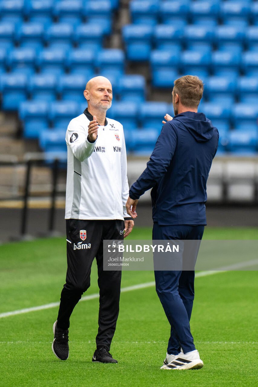Head coach Ståle Solbakken of Norway and Head coach Graham