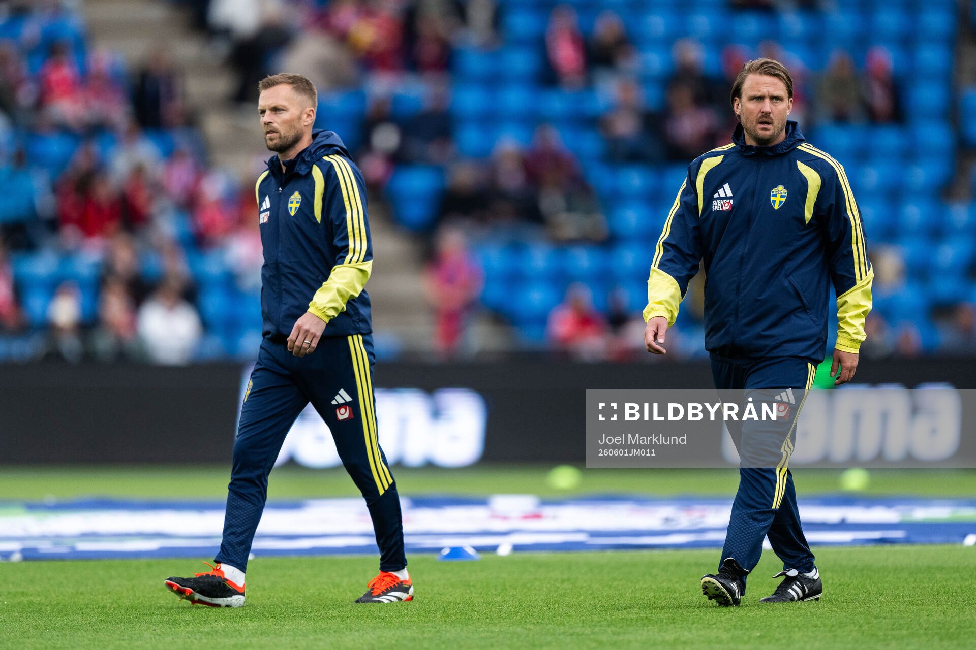 Assistant coach Sebastian Larsson and assistant coach