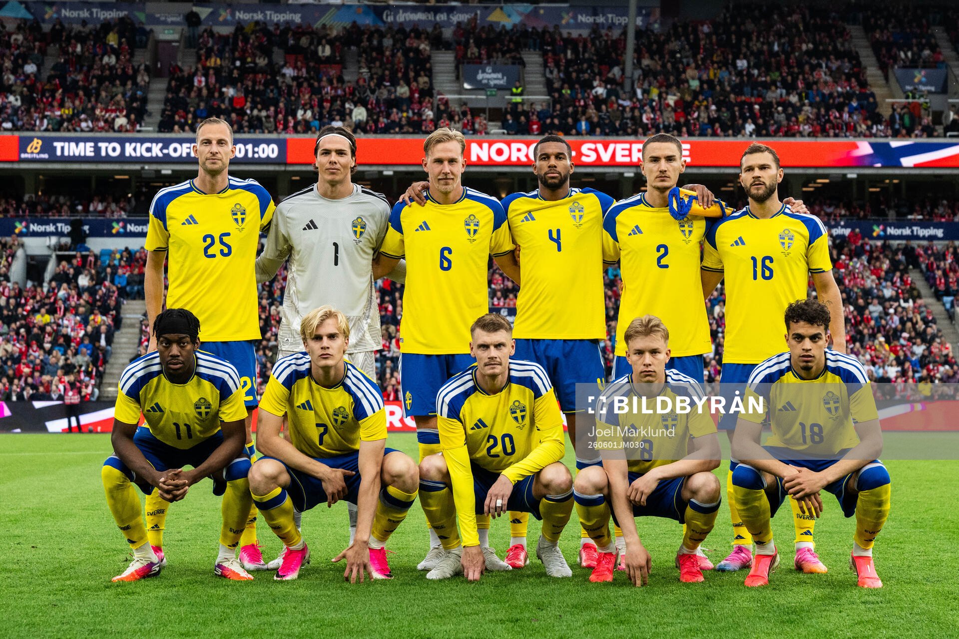 Gustaf Nilsson, goalkeeper Jacob Widell Zetterström,