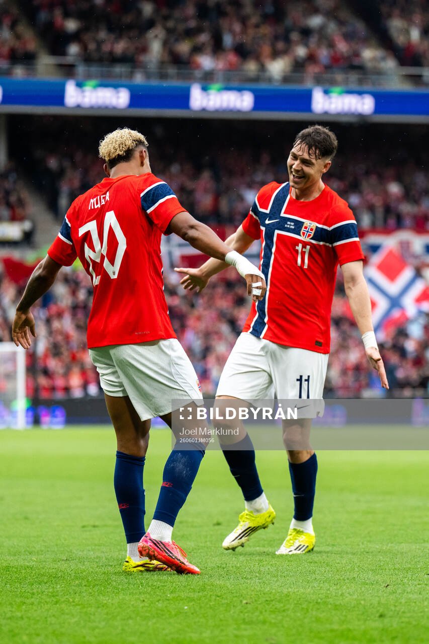 Antonio Nusa of Norway celebrates with Jørgen Strand Larsen