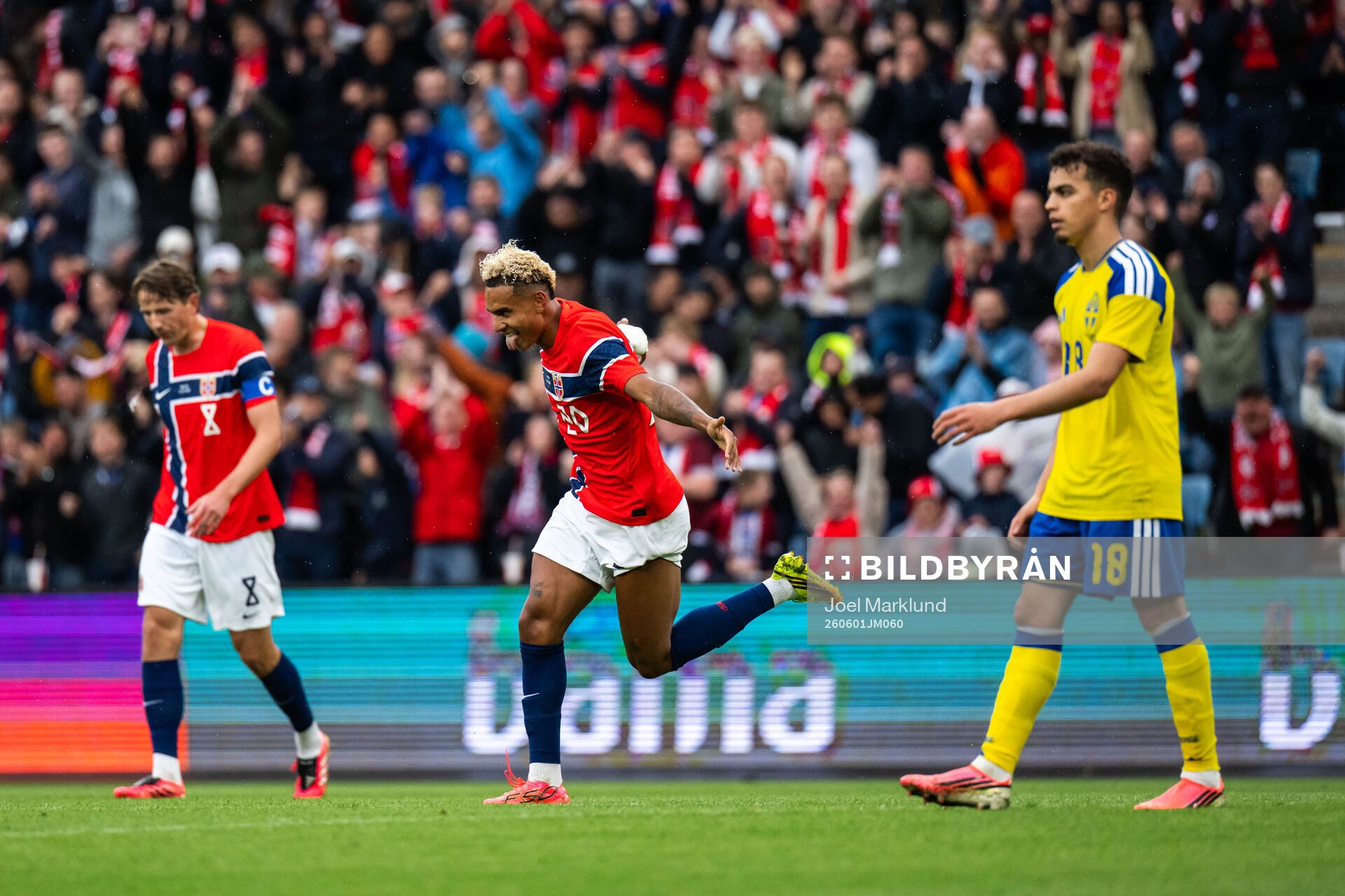 Antonio Nusa of Norway celebrates and Yasin Ayari of Sweden