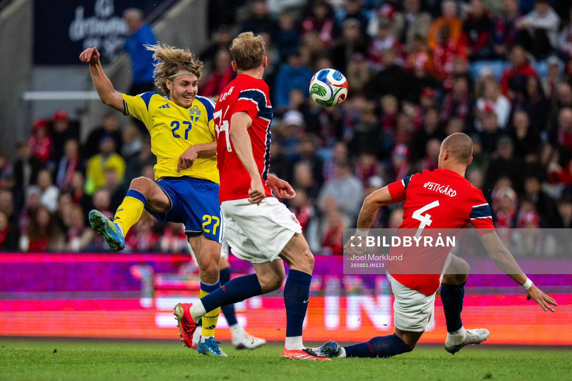 Sebastian Nanasi of Sweden against Sondre Langås and Leo