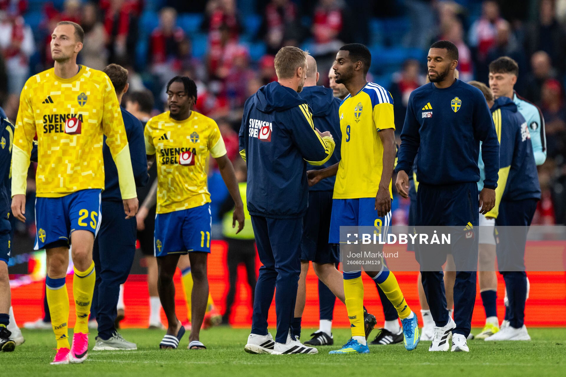 Head coach Graham Potter and Alexander Isak of Sweden