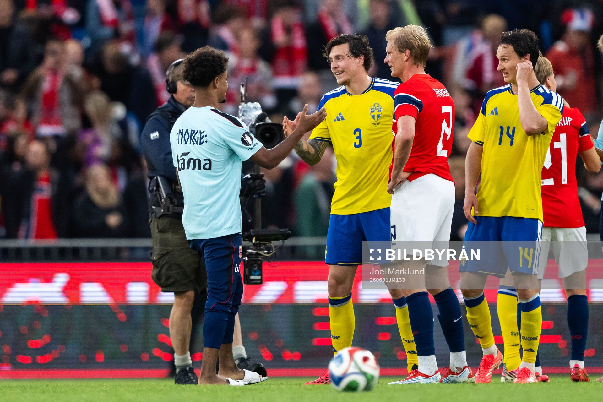 Oscar Bobb of Norway and Victor Nilsson Lindelöf of Sweden