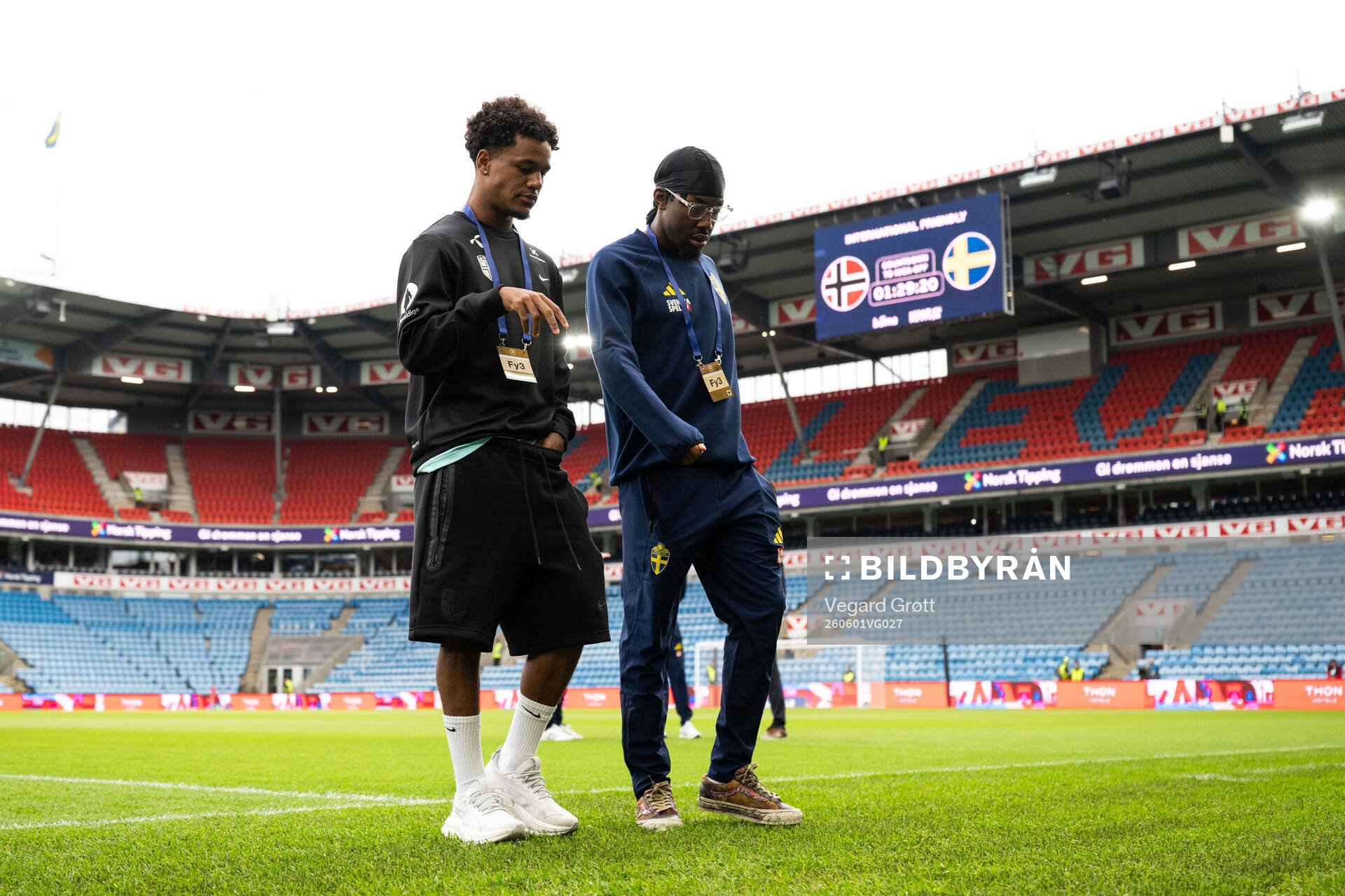 Oscar Bobb of Norway and Anthony Elanga of Sweden