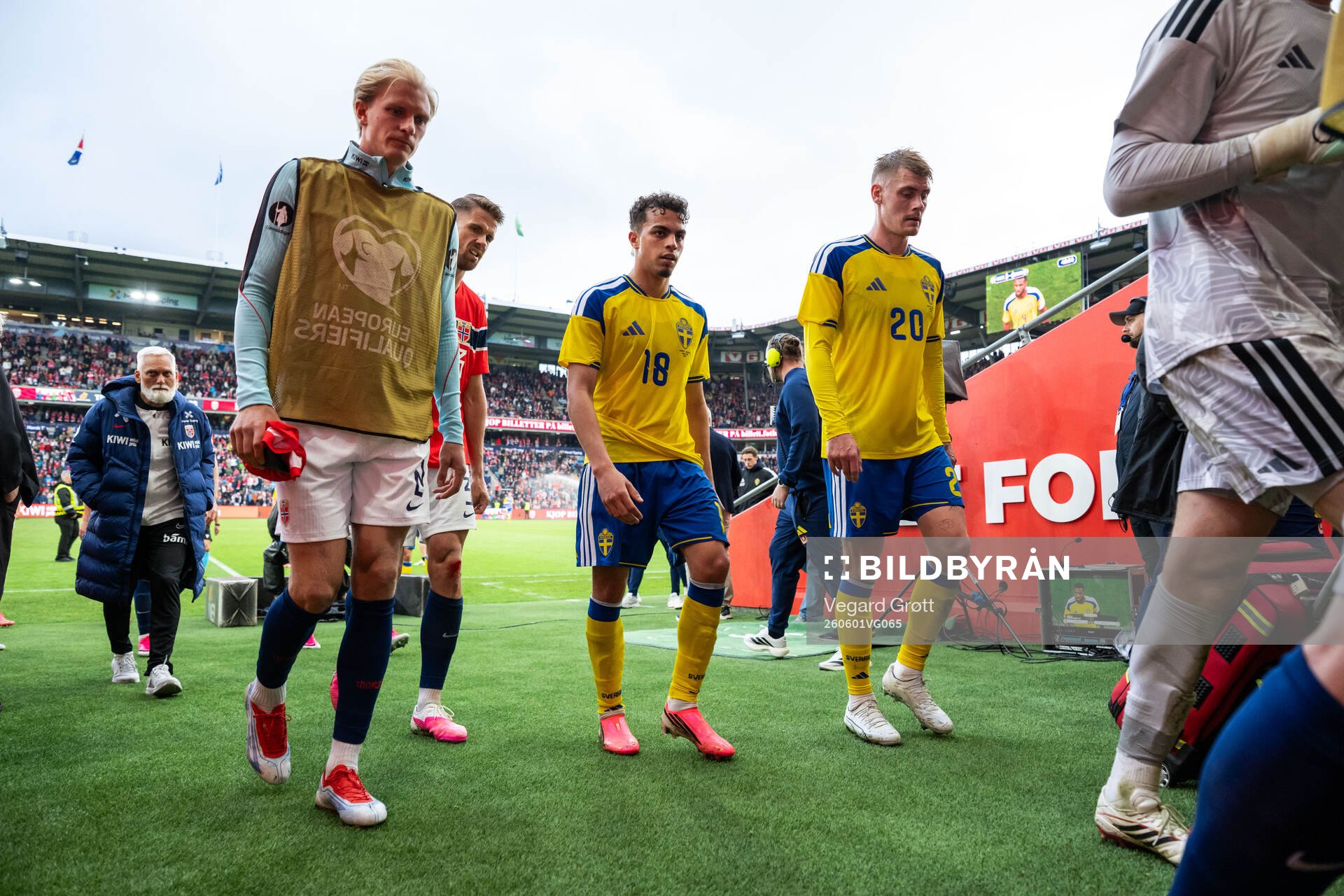 Yasin Ayari and Eric Smith of Sweden at half time of the