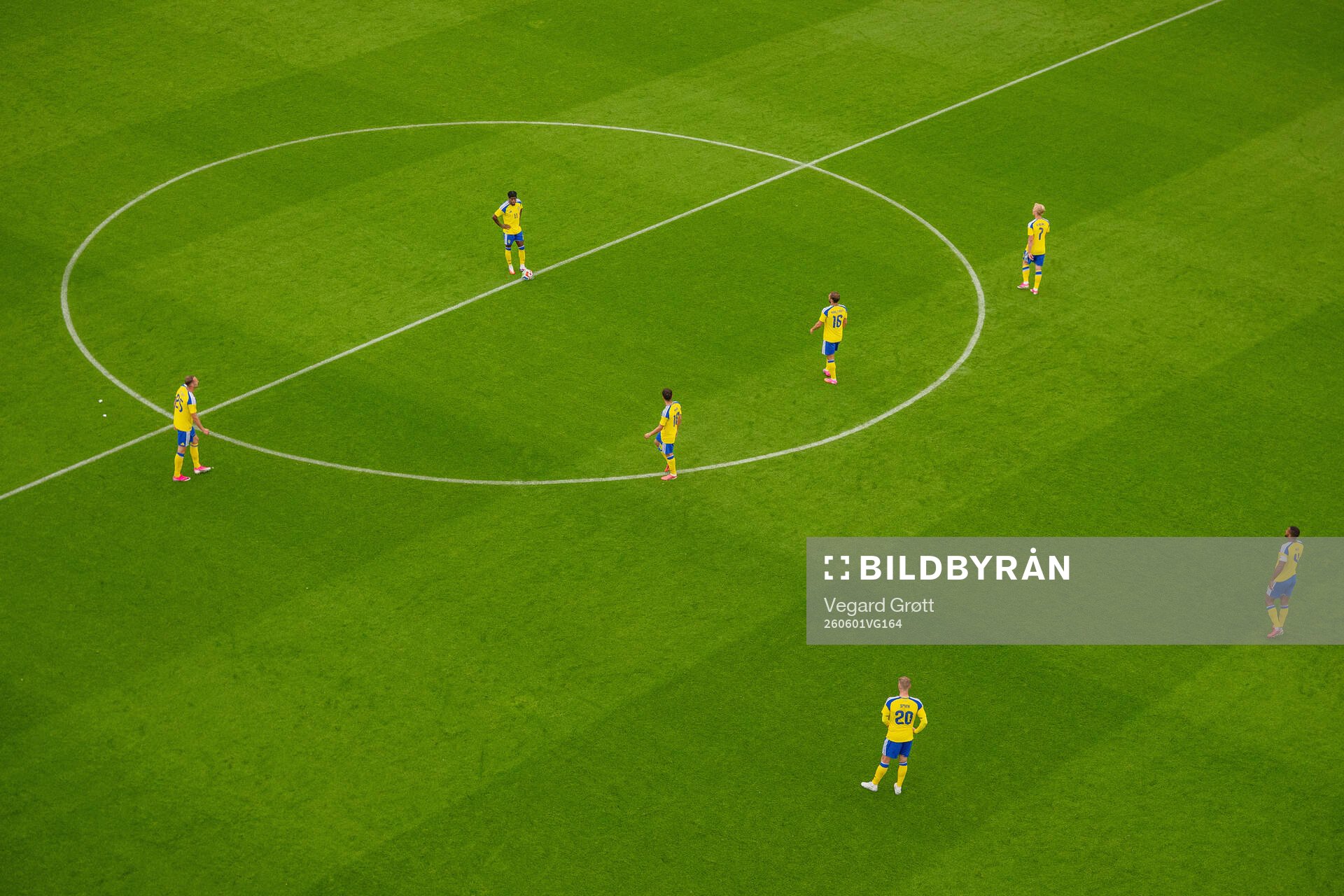 Anthony Elanga and players of Sweden look dejected